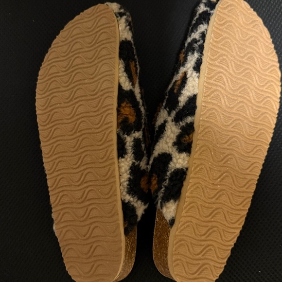 Sugar Fuzzy LEOPARD Print clogs slides Slippers mules NWOT​ - Picture 2 of 2